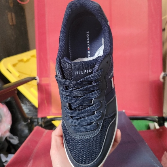 NEW!! TOMMY HILFIGER TENNIS SHOES - Picture 3 of 5